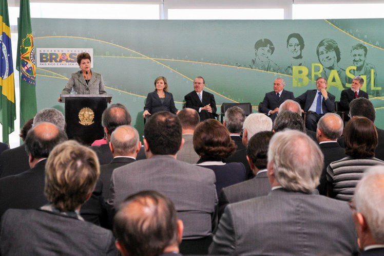 Dilma durante cerimônia de posse do ministro da Defesa, Celso Amorim 1
