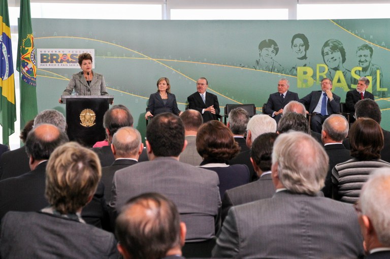Dilma durante cerimônia de posse do ministro da Defesa, Celso Amorim 1