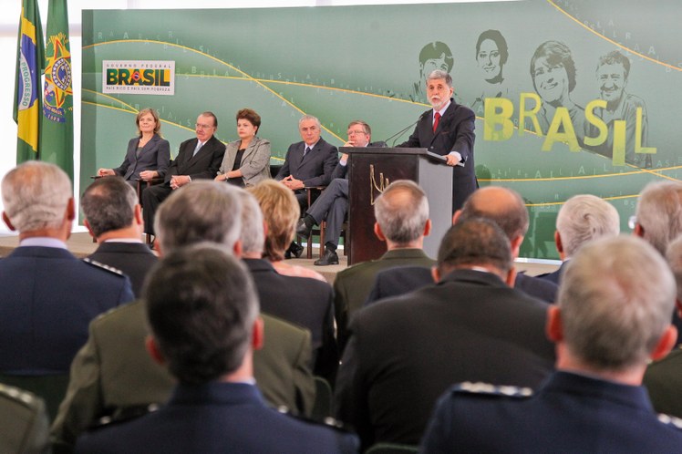 Dilma durante cerimônia de posse do ministro da Defesa, Celso Amorim 2