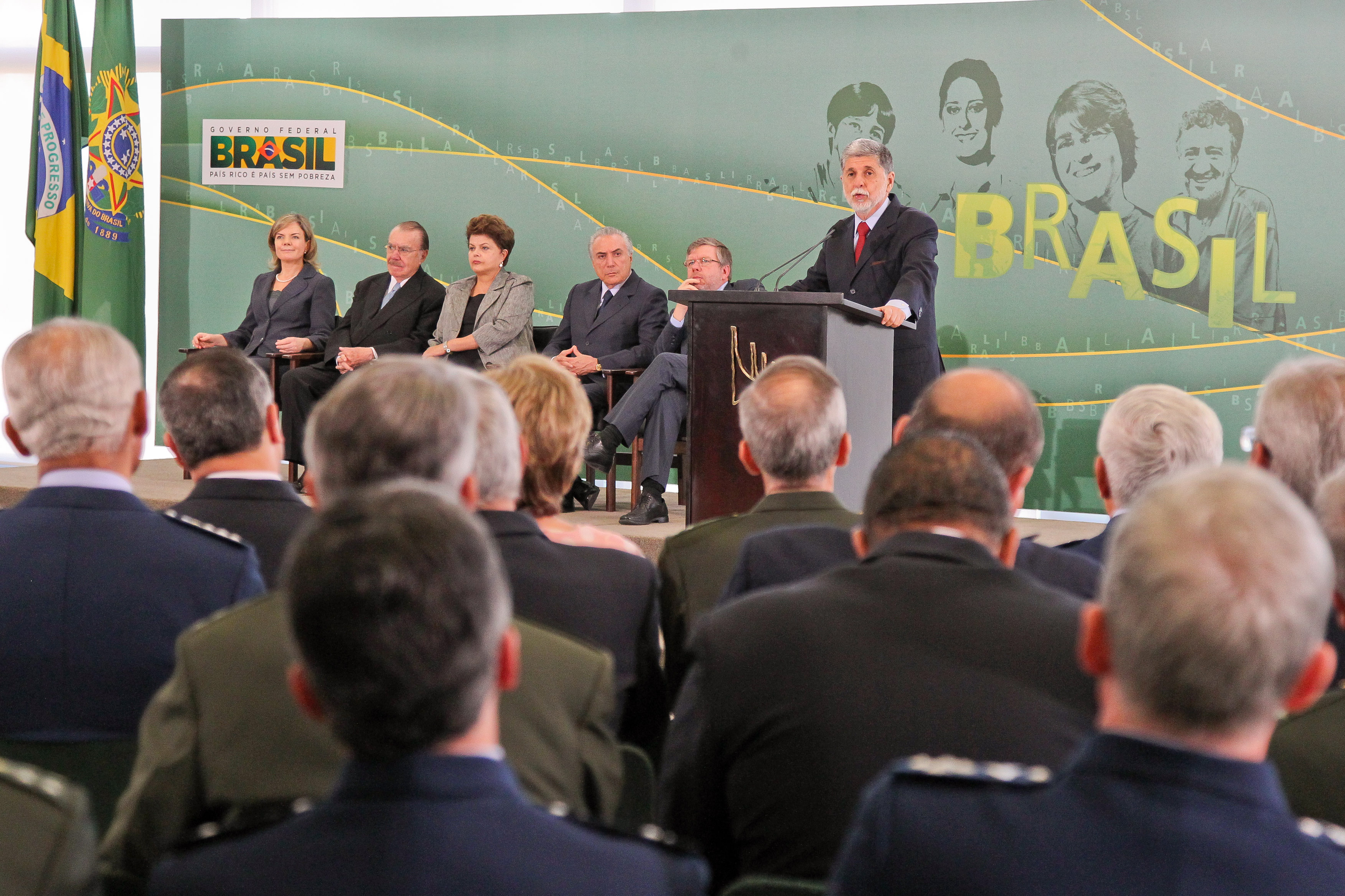 Dilma durante cerimônia de posse do ministro da Defesa, Celso Amorim 2