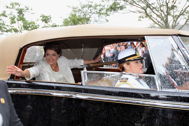 A presidenta Dilma Rousseff acena para populares durante trajeto entre a Catedral e o Congresso Nacional 2 A presidenta Dilma Rousseff acena para populares durante trajeto entre a Catedral e o Congresso Nacional 2