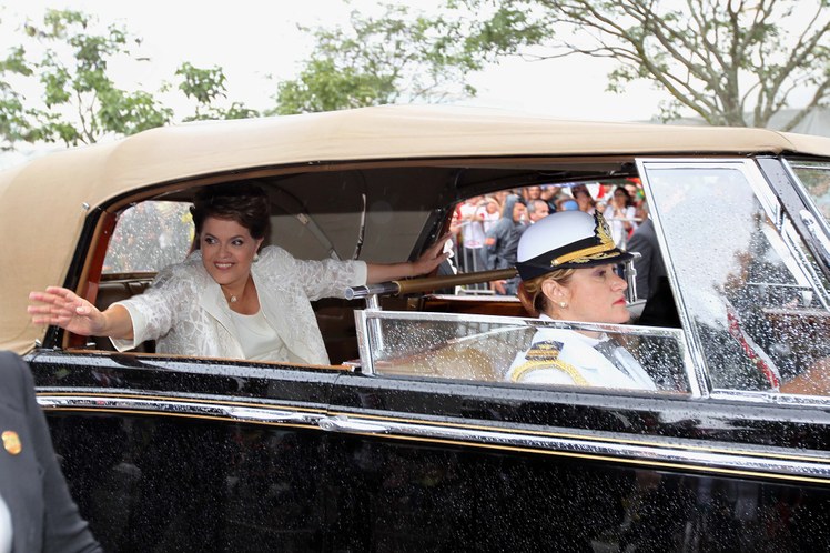 A presidenta Dilma Rousseff acena para populares durante trajeto entre a Catedral e o Congresso Nacional 2