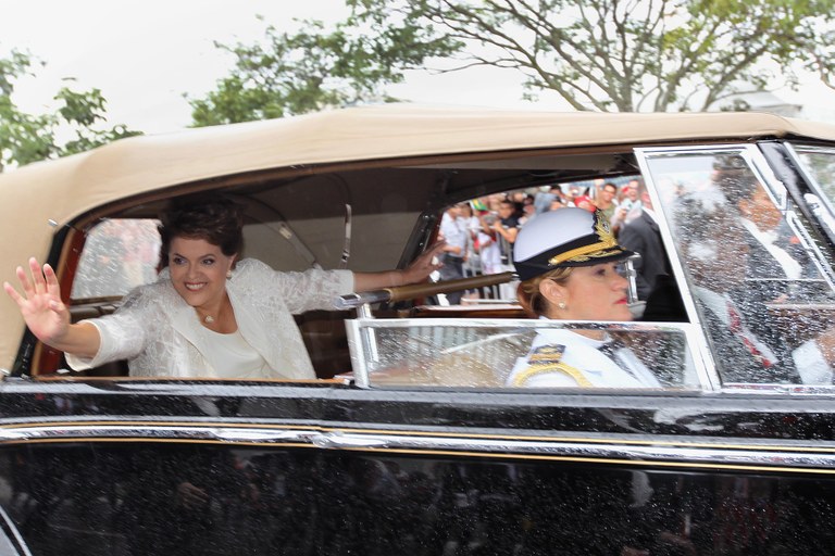 Presidenta Dilma Rousseff acena para populares durante trajeto entre a Catedral e o Congresso Nacional 1 Presidenta Dilma Rousseff acena para populares durante trajeto entre a Catedral e o Congresso Nacional 1