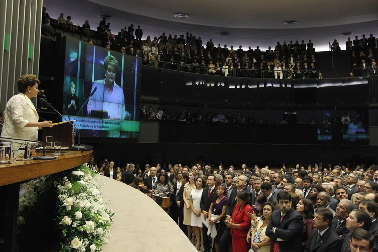 A presidenta Dilma Rousseff faz seu primeiro pronunciamento à nação no Congresso Nacional 6