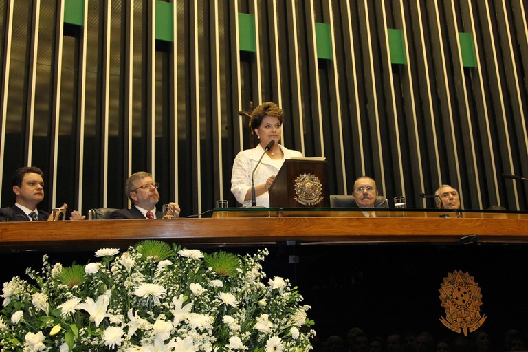 A presidenta Dilma Rousseff faz seu primeiro pronunciamento à nação no Congresso Nacional 7