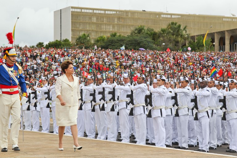Presidenta Dilma Rousseff passa em revista as tropas das Forças Armadas 2