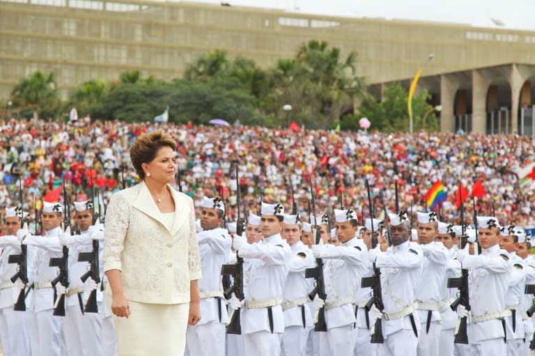 Presidenta Dilma Rousseff passa em revista as tropas das Forças Armadas 1