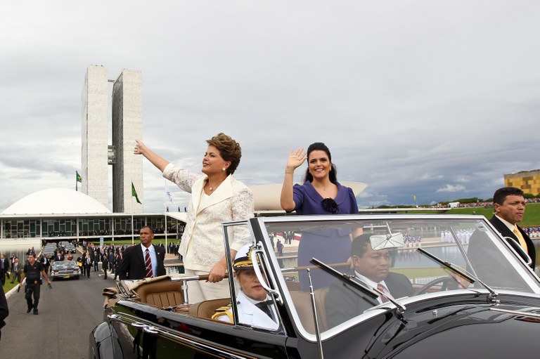 A presidenta Dilma Rousseff, ao lado da filha, Paula, durante deslocamento entre o Congresso Nacional e o Palácio do Planalto 2 A presidenta Dilma Rousseff, ao lado da filha, Paula, durante deslocamento entre o Congresso Nacional e o Palácio do Planalto 2