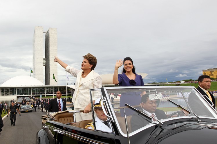 A presidenta Dilma Rousseff, ao lado da filha, Paula, durante deslocamento entre o Congresso Nacional e o Palácio do Planalto 2