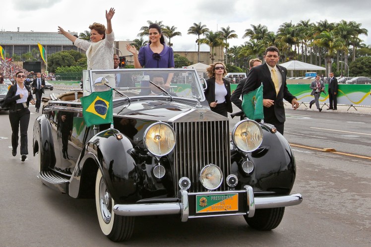 A presidenta Dilma Rousseff, ao lado da filha, Paula, durante deslocamento entre o Congresso Nacional e o Palácio do Planalto 1