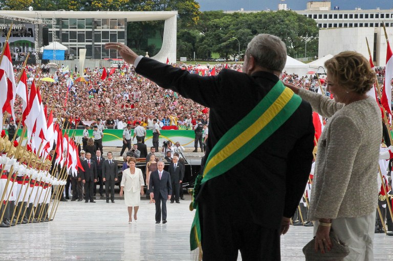 Presidenta Dilma Rousseff é recebida pelo presidente Lula na rampa presidencial, na chegada ao Palácio do Planalto 2
