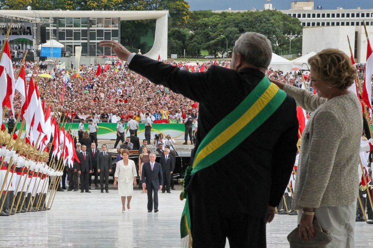 Presidenta Dilma Rousseff é recebida pelo presidente Lula na rampa presidencial, na chegada ao Palácio do Planalto 2