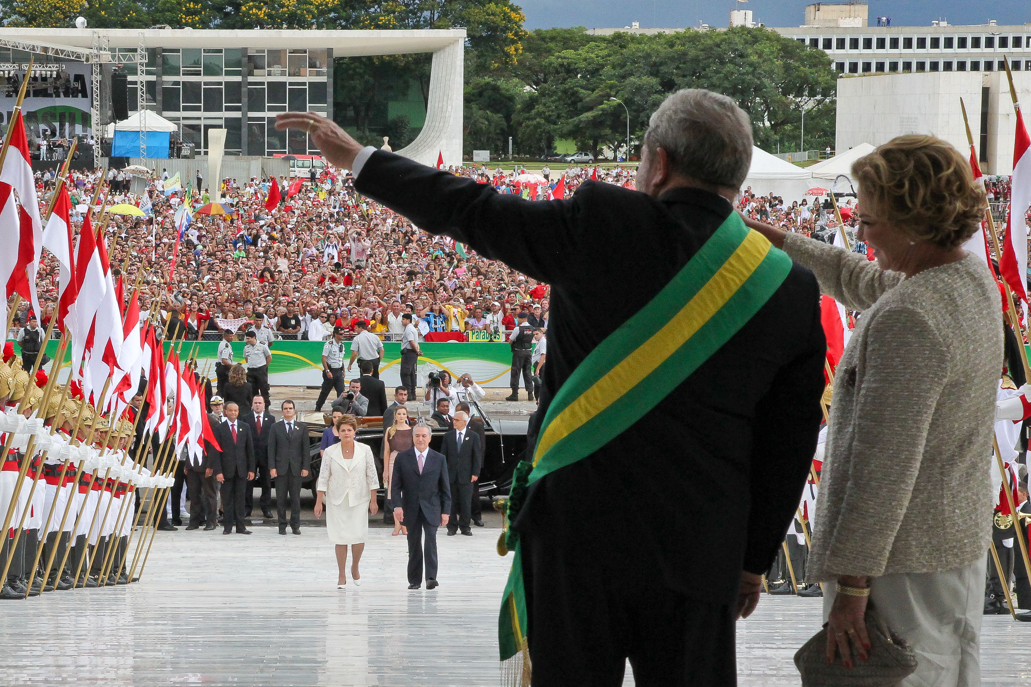 Presidenta Dilma Rousseff é recebida pelo presidente Lula na rampa presidencial, na chegada ao Palácio do Planalto 2