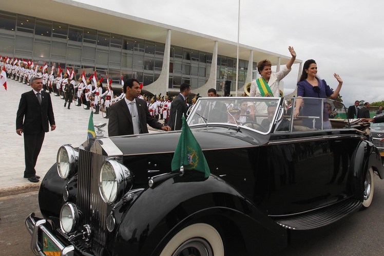 Presidenta Dilma Rousseff ao lado da filha, Paula, rumo ao Palácio Itamaraty, após cerimônia de posse 3