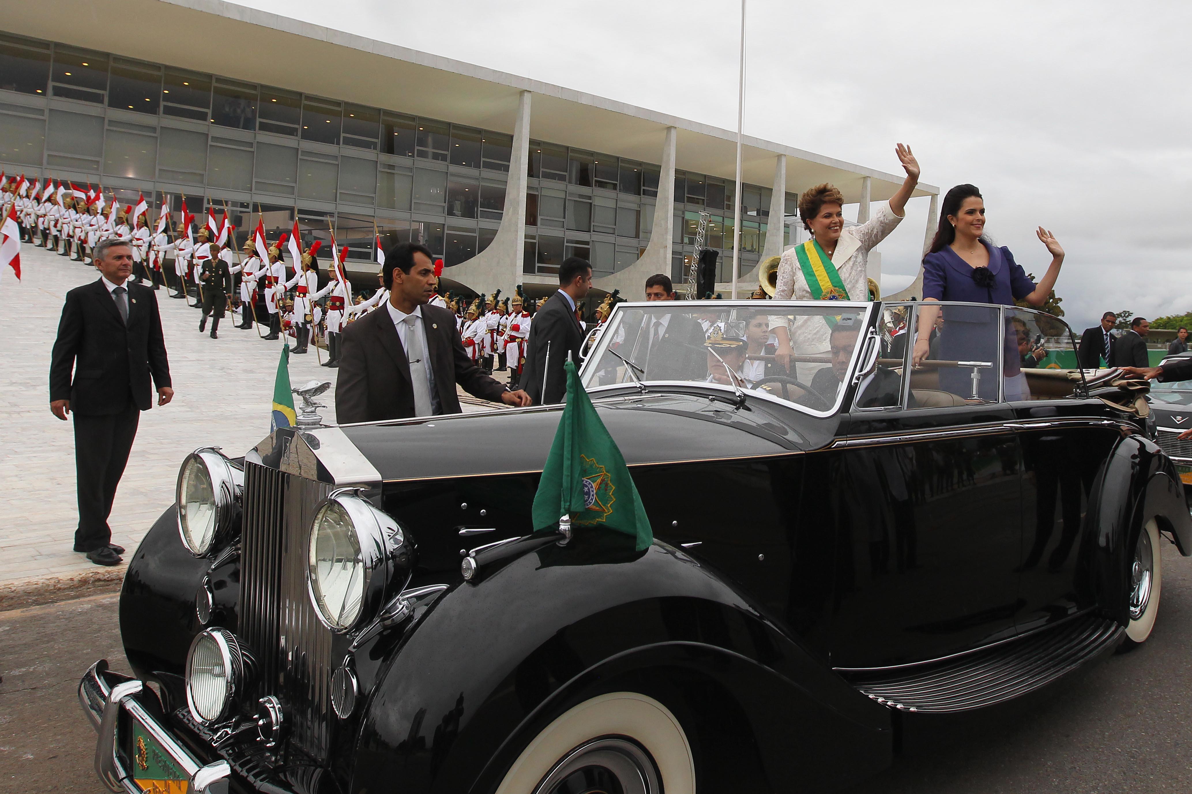Presidenta Dilma Rousseff ao lado da filha, Paula, rumo ao Palácio Itamaraty, após cerimônia de posse 3
