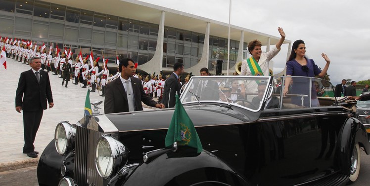 Presidenta Dilma Rousseff ao lado da filha, Paula, rumo ao Palácio Itamaraty, após cerimônia de posse 2