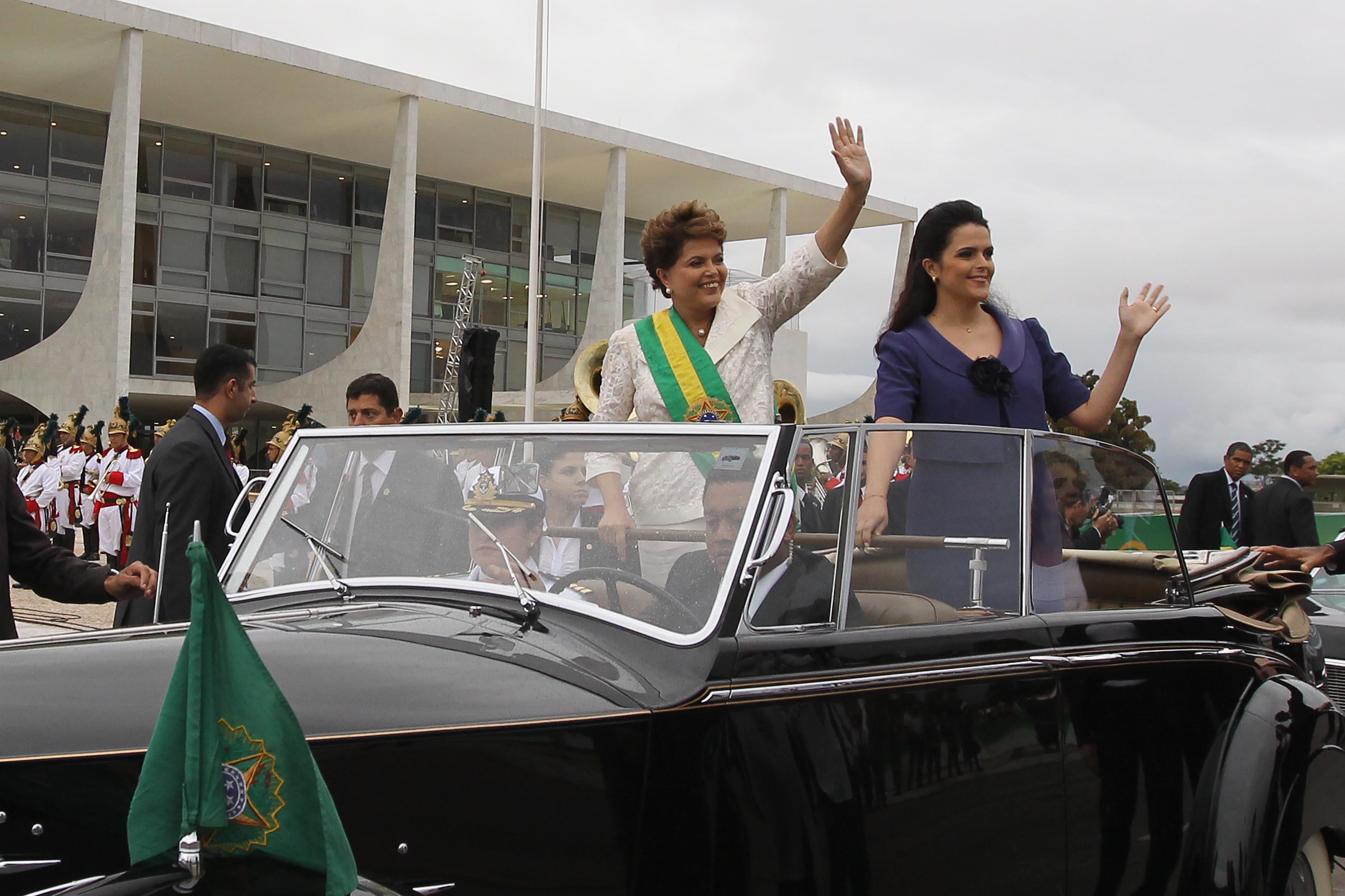 Presidenta Dilma Rousseff ao lado da filha, Paula, rumo ao Palácio Itamaraty, após cerimônia de posse 1