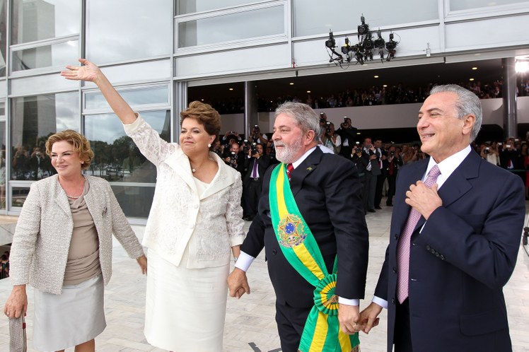 Presidenta Dilma Rousseff é recebida pelo presidente Lula na chegada ao Palácio do Planalto 2
