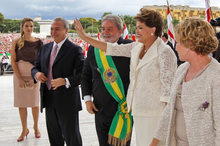 Presidenta Dilma Rousseff é recebida pelo presidente Lula na chegada ao Palácio do Planalto 1
