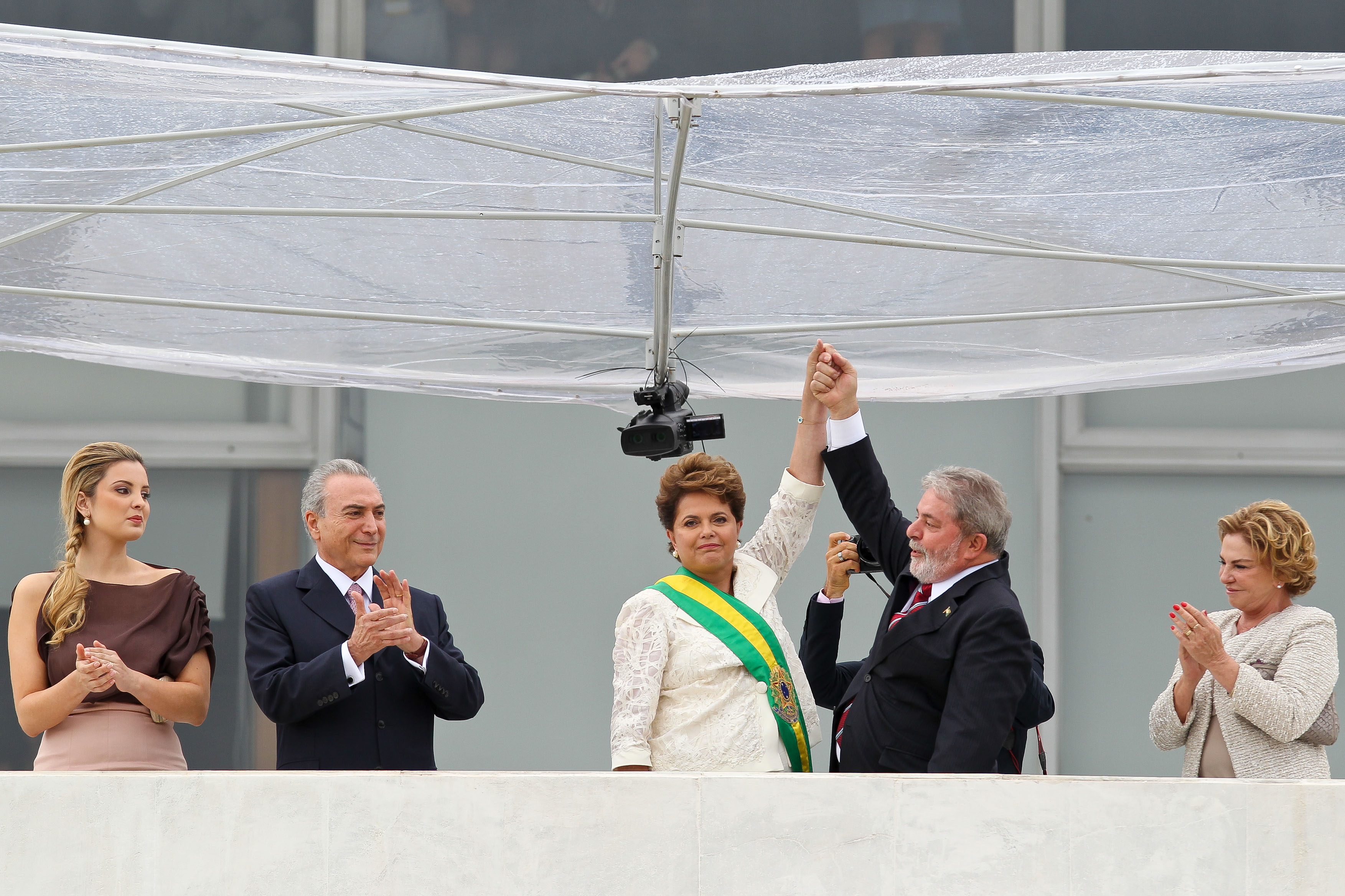 Presidenta Dilma Rousseff recebe faixa presidencial do presidente Lula 2