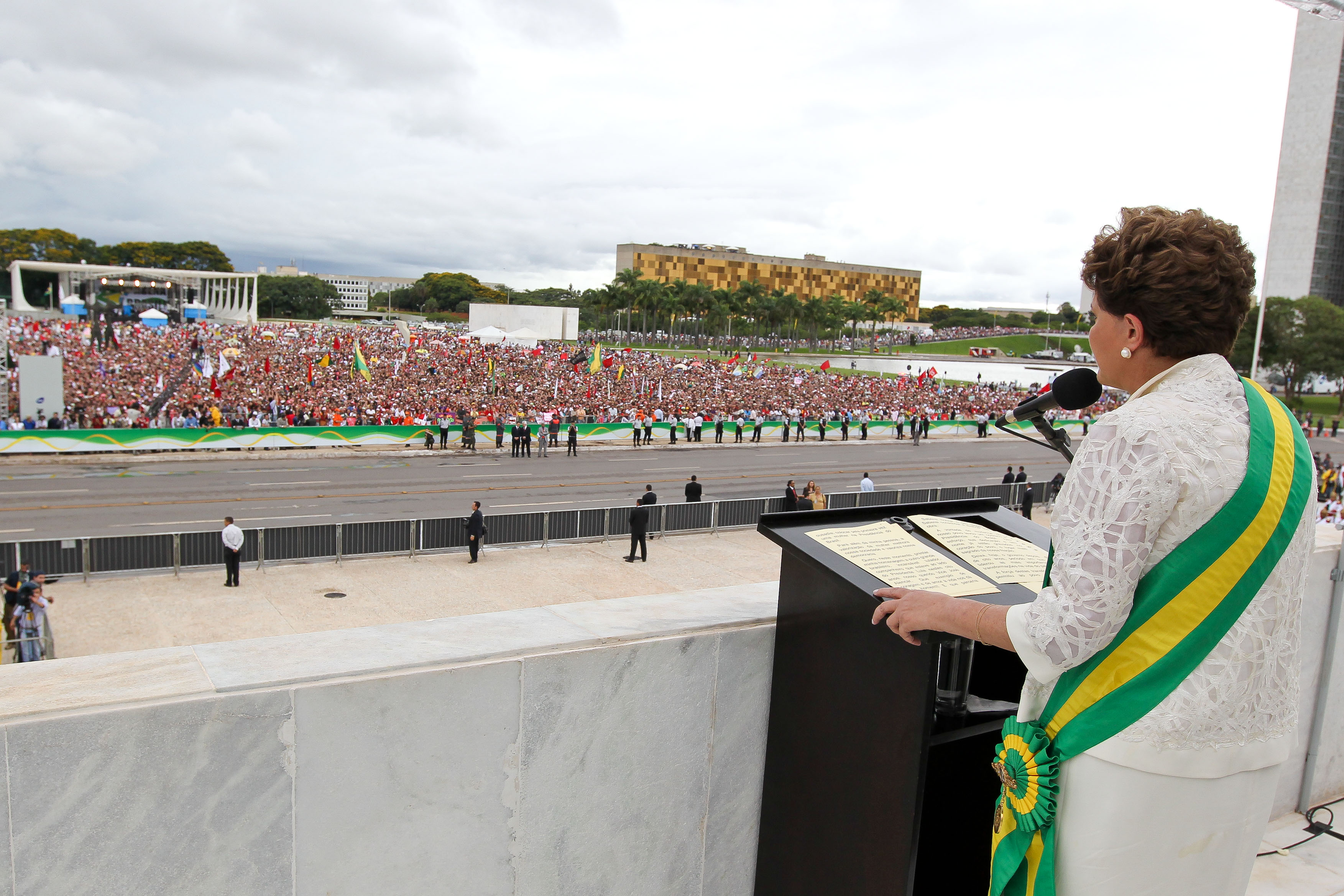Presidenta Dilma Rousseff discursa no parlatório após receber faixa presidencial 2