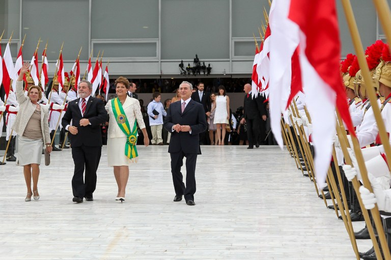 Dilma Rousseff e o vice-presidente Michel Temer descem a rampa do Palácio do Planalto com ex-presidente Lula Dilma Rousseff e o vice-presidente Michel Temer descem a rampa do Palácio do Planalto com ex-presidente Lula