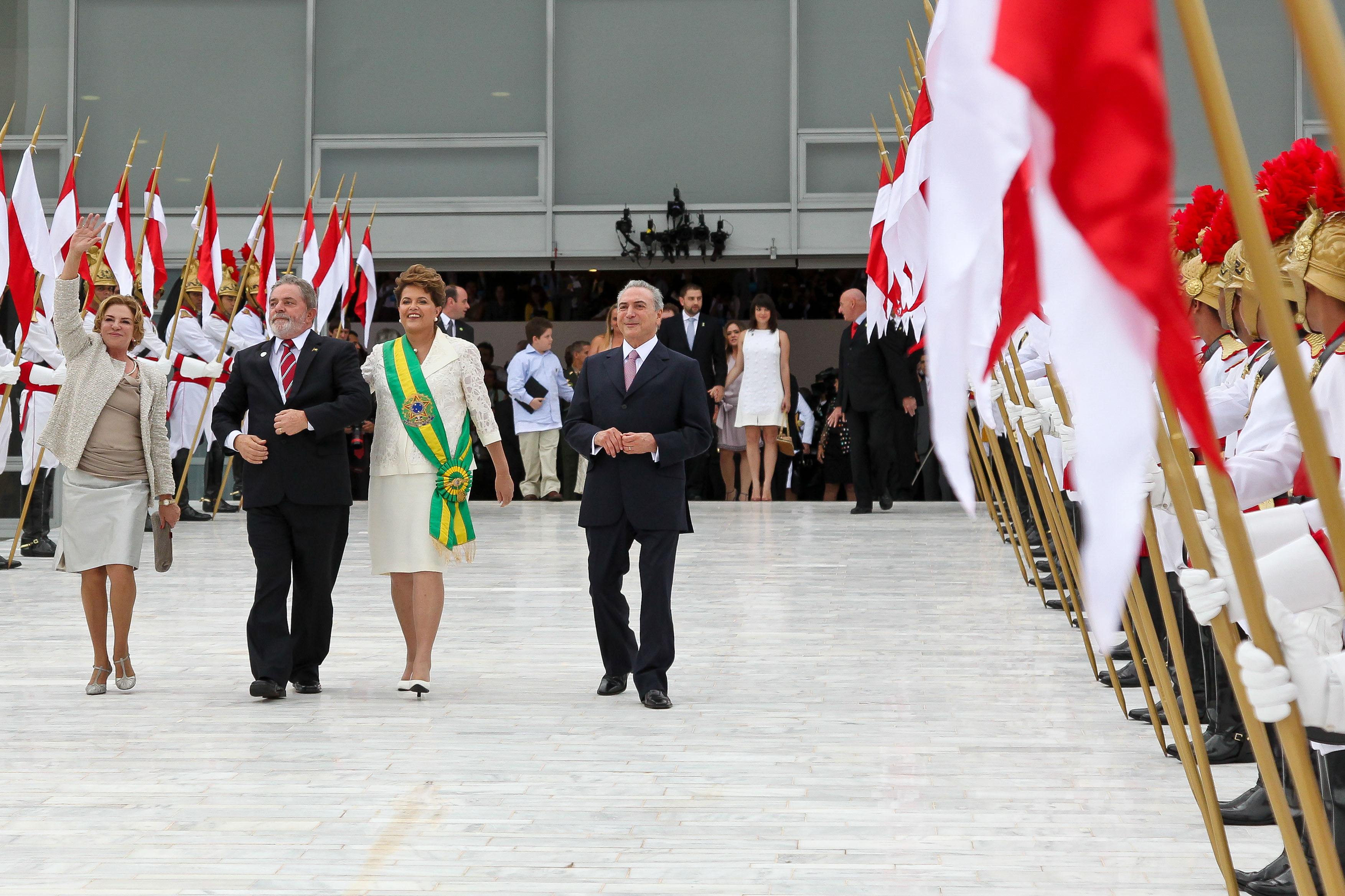 Dilma Rousseff e o vice-presidente Michel Temer descem a rampa do Palácio do Planalto com ex-presidente Lula
