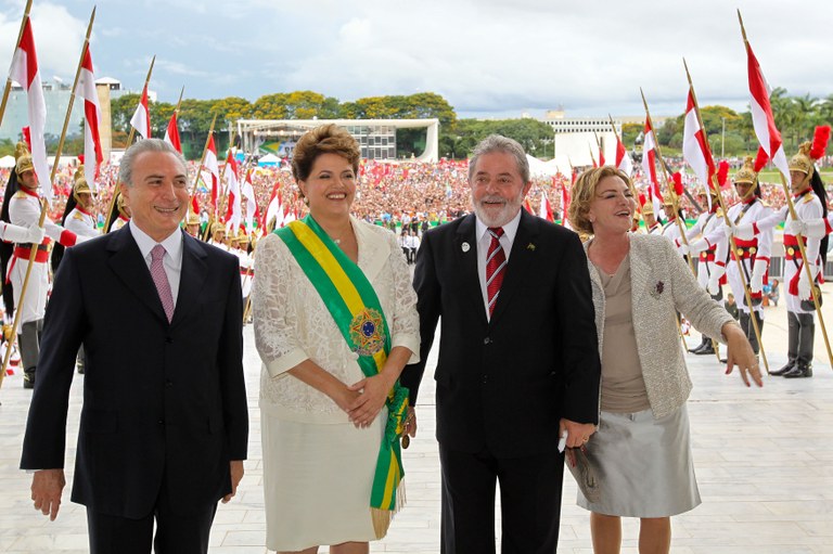 Presidenta Dilma Rousseff recebe faixa presidencial do presidente Lula 1