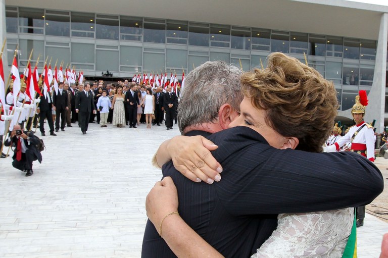 Dilma Rousseff recebe os cumprimentos do presidente Lula após receber faixa presidencial