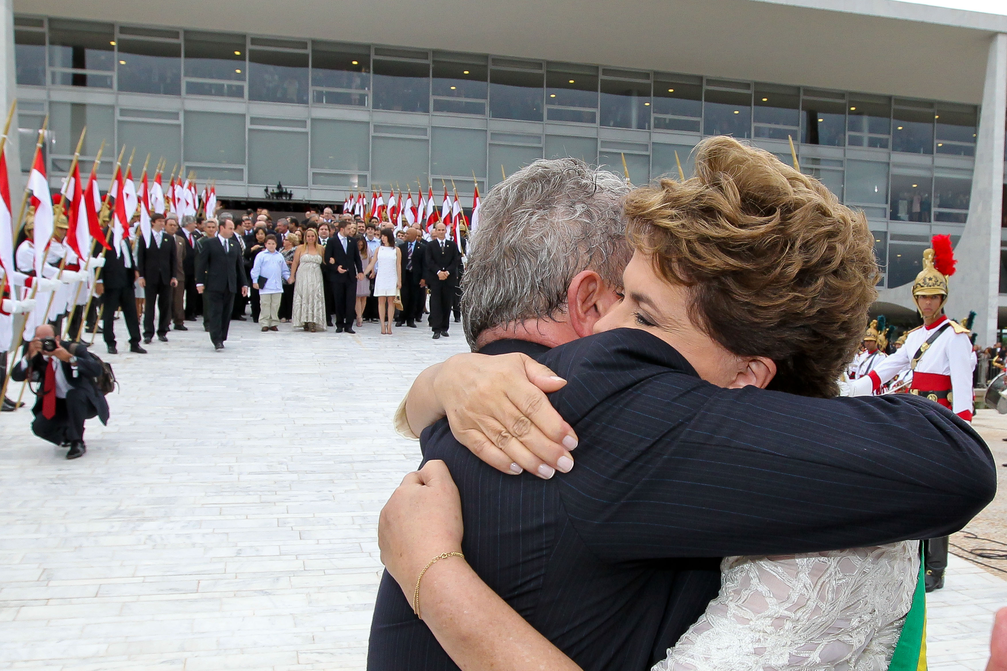 Dilma Rousseff recebe os cumprimentos do presidente Lula após receber faixa presidencial