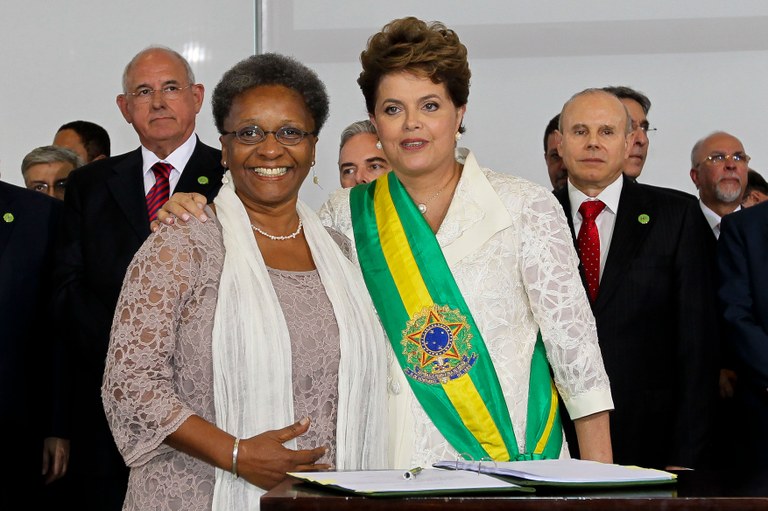 Presidenta Dilma empossa a ministra-chefe da Secretaria de Políticas de Promoção da Igualdade Racial da Presidência da República, Luiza Helena de Bairros Presidenta Dilma empossa a ministra-chefe da Secretaria de Políticas de Promoção da Igualdade Racial da Presidência da República, Luiza Helena de Bairros