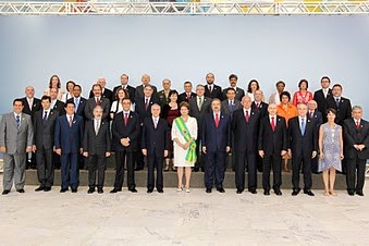 Presidenta Dilma Rousseff posa para foto oficial com os ministros empossados