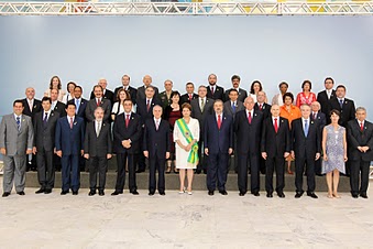 Presidenta Dilma Rousseff posa para foto oficial com os ministros empossados