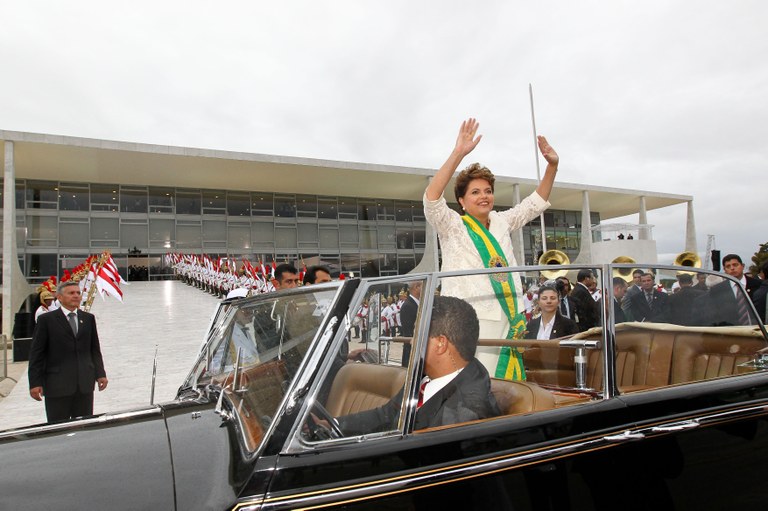 Presidenta Dilma Rousseff acena para populares na saída do Palácio do Planalto após cerimônia de posse 6