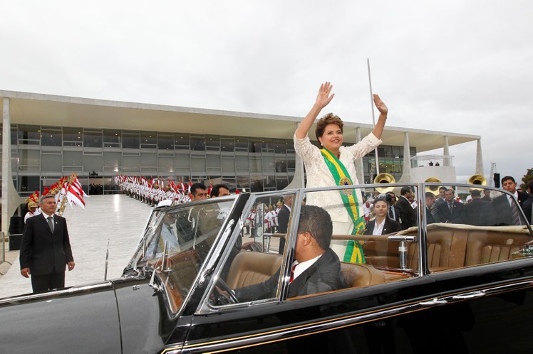 Presidenta Dilma Rousseff acena para populares na saída do Palácio do Planalto após cerimônia de posse 6