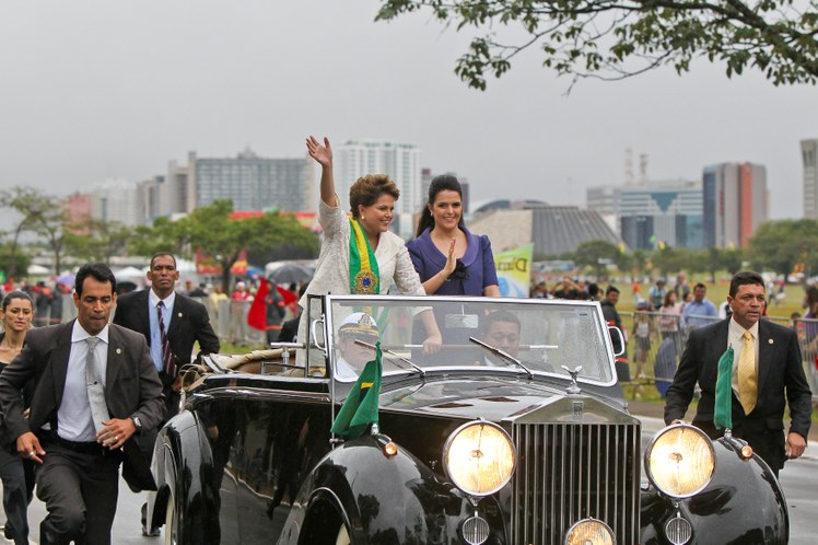 Presidenta Dilma Rousseff e sua filha, Paula, acenam para populares após cerimônia de posse 7