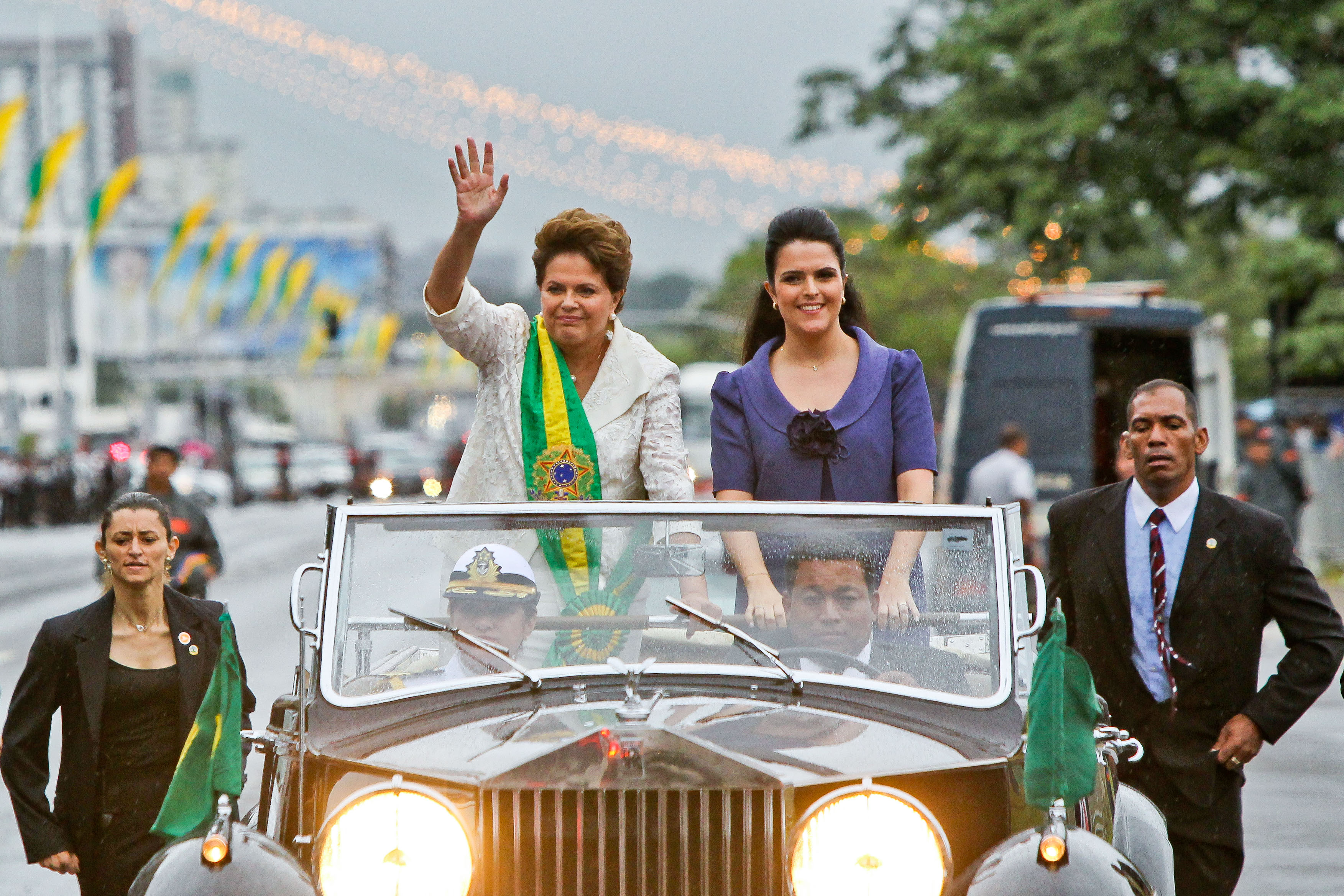 Presidenta Dilma Rousseff e sua filha, Paula, acenam para populares após cerimônia de posse 8