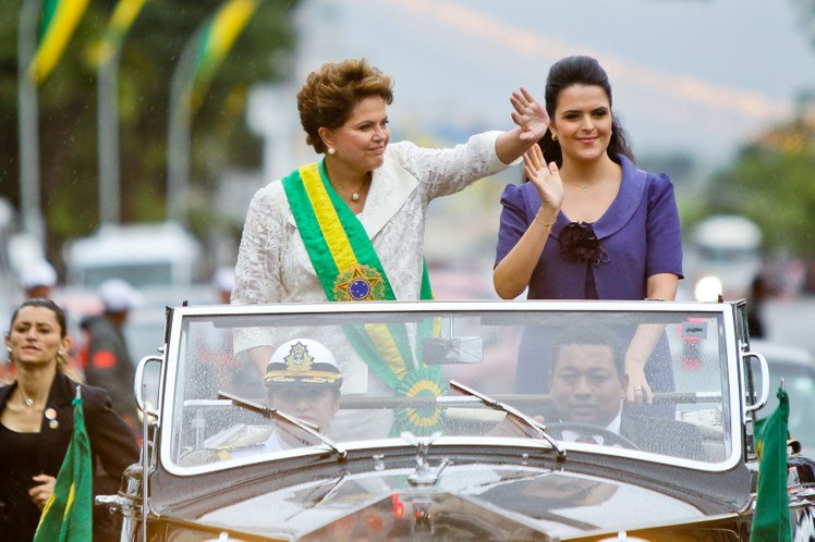 Presidenta Dilma Rousseff e sua filha, Paula, acenam para populares após cerimônia de posse 9