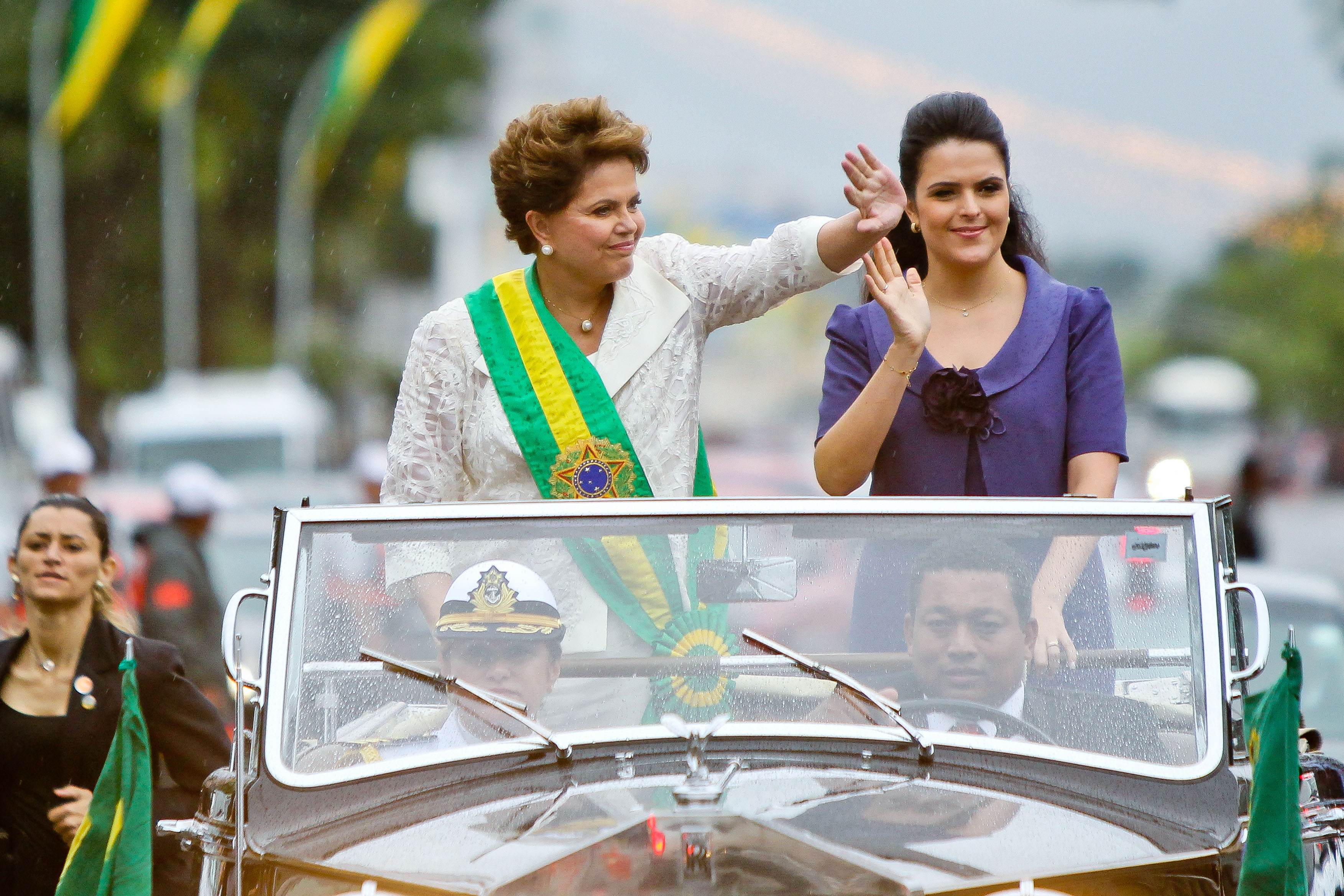 Presidenta Dilma Rousseff e sua filha, Paula, acenam para populares após cerimônia de posse 9