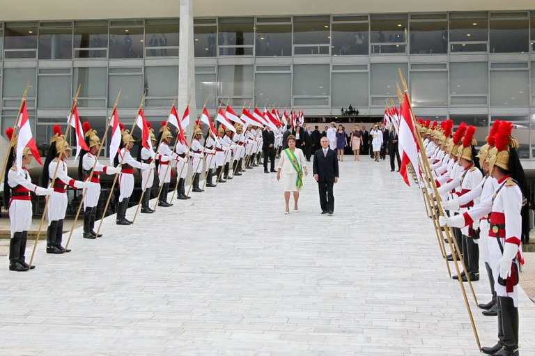 Presidenta Dilma Rousseff e o vice-presidente Michel Temer descem a rampa do Palácio do Planalto