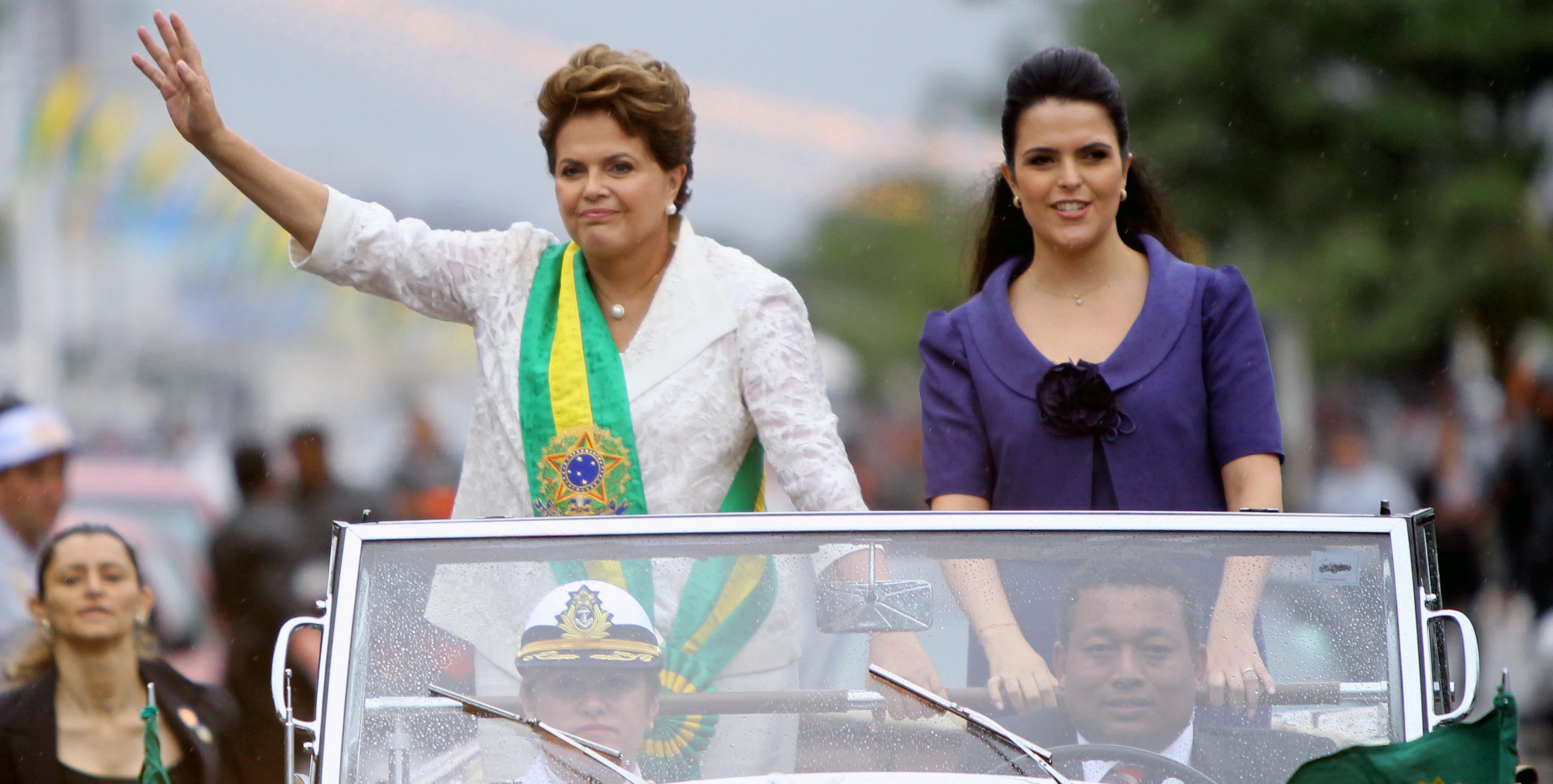 Presidenta Dilma Rousseff e sua filha, Paula, acenam para populares após cerimônia de posse 5