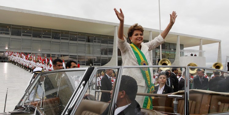 Presidenta Dilma Rousseff acena para populares na saída do Palácio do Planalto após cerimônia de posse 5