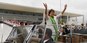 Presidenta Dilma Rousseff acena para populares na saída do Palácio do Planalto após cerimônia de posse 5