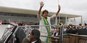Presidenta Dilma Rousseff acena para populares na saída do Palácio do Planalto após cerimônia de posse 4