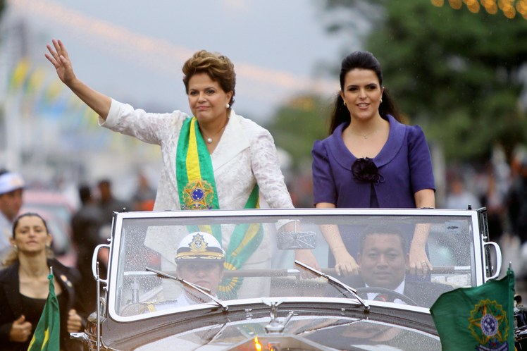 Presidenta Dilma Rousseff e sua filha, Paula, acenam para populares após cerimônia de posse 2