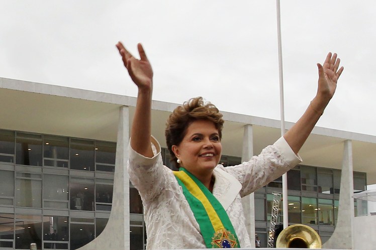 Presidenta Dilma Rousseff acena para populares na saída do Palácio do Planalto após cerimônia de posse 2