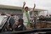 Presidenta Dilma Rousseff acena para populares na saída do Palácio do Planalto após cerimônia de posse 3