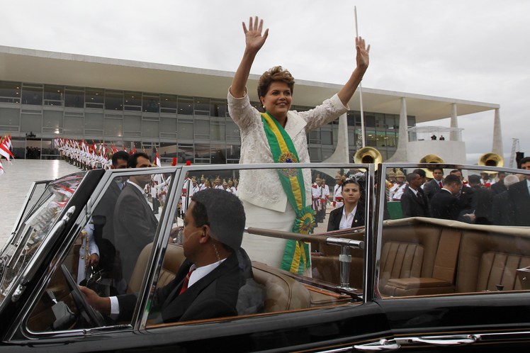 Presidenta Dilma Rousseff acena para populares na saída do Palácio do Planalto após cerimônia de posse 3