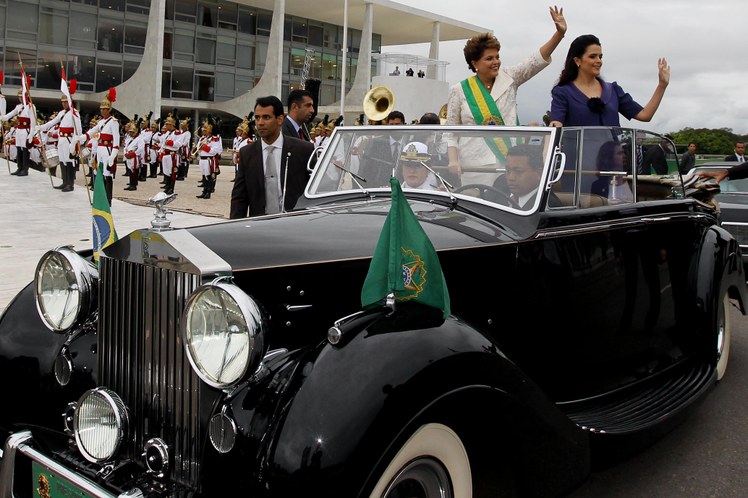 Presidenta Dilma Rousseff e sua filha, Paula, acenam para populares após cerimônia de posse 3