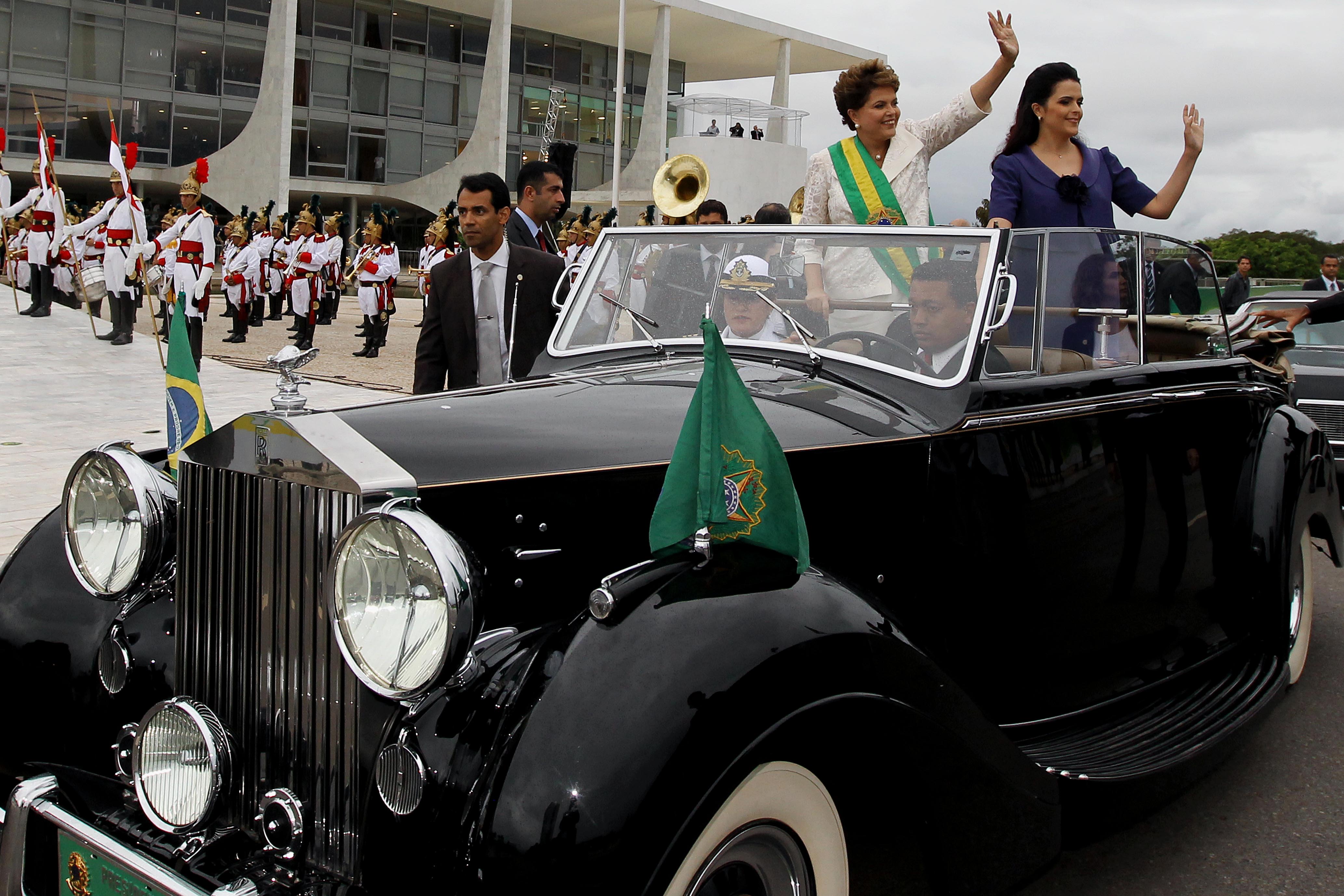 Presidenta Dilma Rousseff e sua filha, Paula, acenam para populares após cerimônia de posse 3